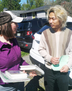 Rebecca Williamson, SWP Seattle City Council candidate, speaks with James Lee, in North Seattle April 20. “Capital-ism makes its own gravediggers,” Williamson told him.
