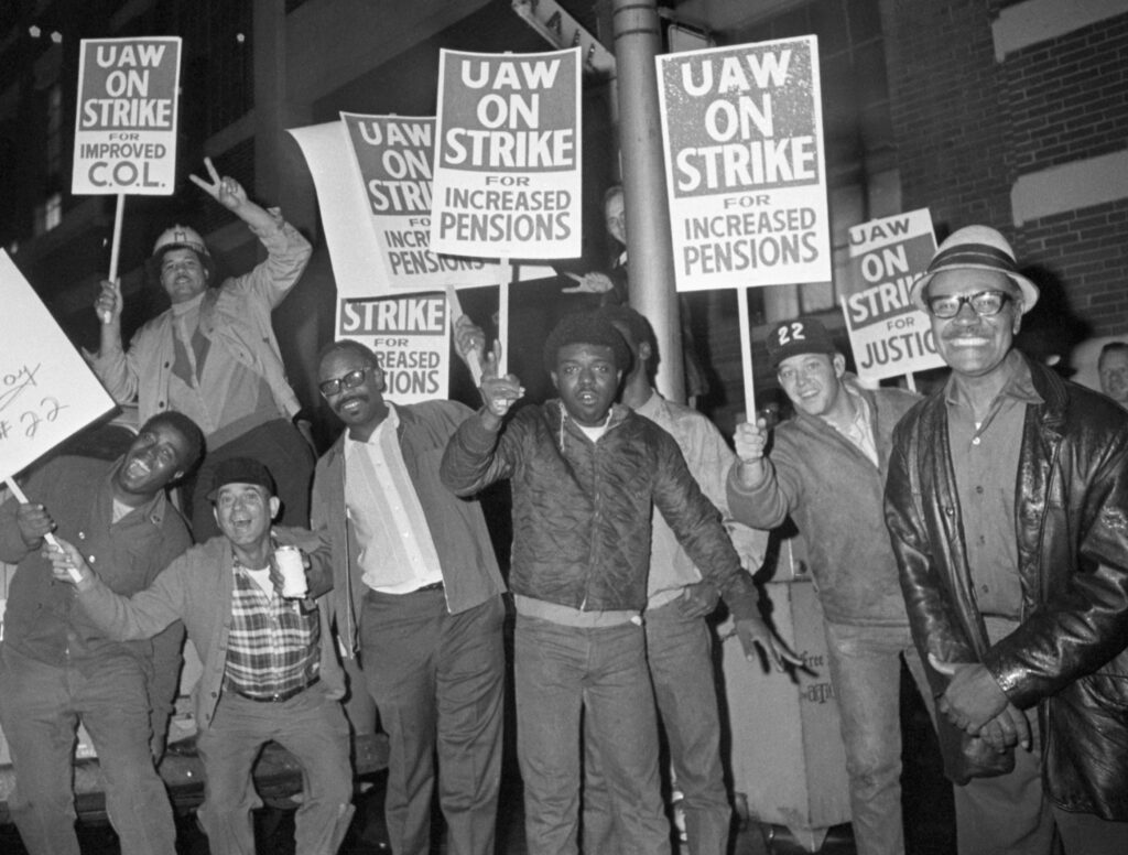 Obreros en huelga en General Motors en Detroit, sept. 14, 1970, cuando la inflación estaba devastando sus salarios. Exigieron aumentos por costo de vida a la par de los aumentos de precios.