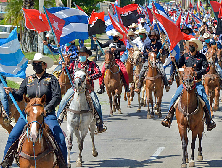 Caravana de 2 mil personas en caballos, patines, bicicletas y carros el 30 de mayo en La Habana contra la guerra económica de Washington contra Cuba. 