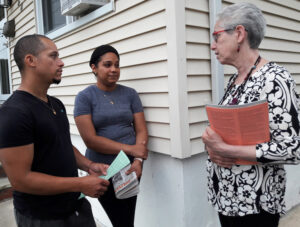 In Woodland Park June 13, Richard Beinabel and Yamilka Mendez told Joanne Kuniansky, right, Walmart worker running as SWP candidate for N.J. governor, they liked that she is independent of Democrats and Republicans. They got Militant, books on working-class politics.
