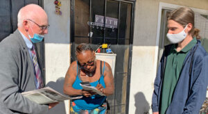 Joel Britton, SWP candidate for California State Assembly, and campaign supporter John Chandler talk to Nakeisha Williams in Oakland as she subscribes to Militant, June 11. Chandler will be attending his first SWP-sponsored Active Workers Conference.