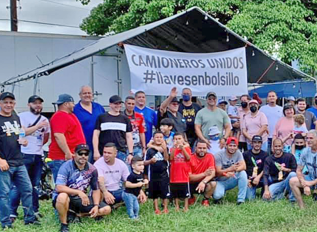 Campamento de Camioneros Unidos frente a almacén de V. Suárez Group en San Juan, Puerto Rico. Desde 8 de junio, camioneros han rehusado hacer entregas hasta que les suban las tarifas.