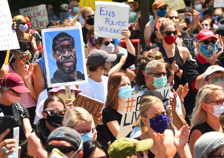 Protesta pacífica en St. Paul, Minnesota, 31 de mayo de 2020, contra la muerte de George Floyd. En barrios de trabajadores con tiendas incendiadas o saqueadas y sin forma de mantener el orden público la gente no apoya los llamamientos de liberales para “desfinanciar” a la policía. 
