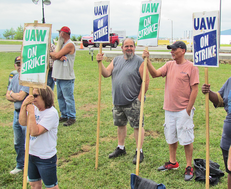 Picket at Volvo truck factory in Dublin, Virginia, June 13. UAW members had ended strike April 30, then rejected boss proposals twice by 90%. They went back out on strike June 7.