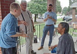 SWP campaigners, from left, Dave Perry, Ned Measel and Samir Hazboun talk politics with Ralph Robinson Jr., a Kroger store worker and member of UFCW union, in Cincinnati July 10.