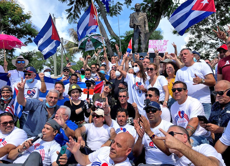 Opponents of U.S. economic war against Cuba at statue of Haitian independence fighter Toussaint L’Ouverture in Miami, part of send-off rally June 27 for participants in more than 1,000-mile walk to Washington, D.C., organized by Carlos Lazo and Puentes de Amor.