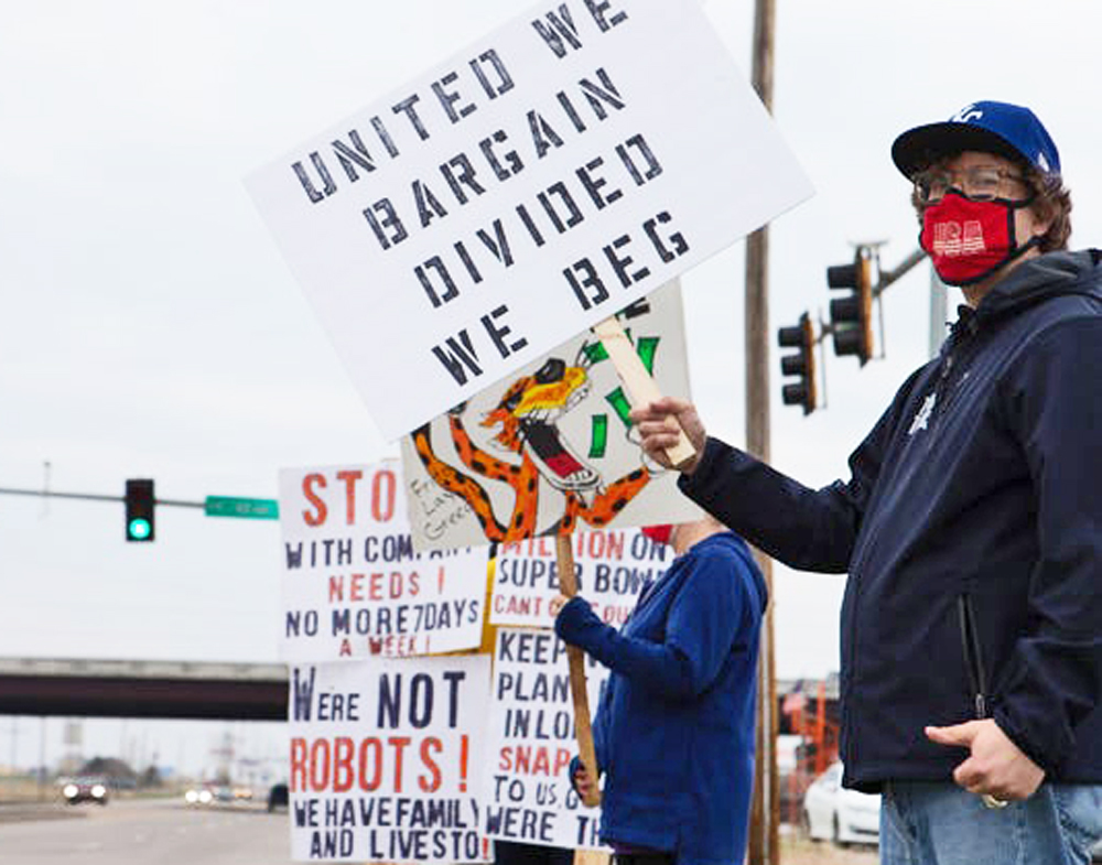 Unionists hold protest picket at Frito-Lay plant in Topeka, Kansas, May 3. On June 26 members of Bakery, Confectionery, Tobacco Workers and Grain Millers Union Local 218 voted 353-30 to strike July 5. Bosses have stalled negotiations over pay raise and ending forced overtime.