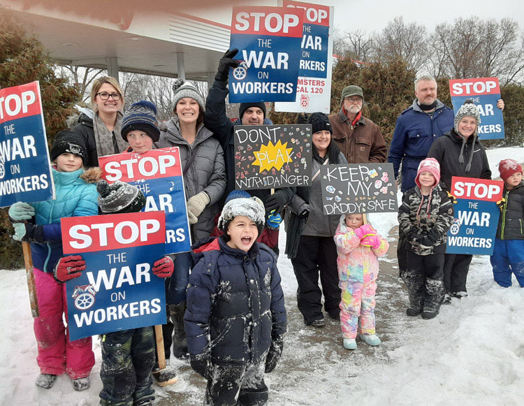 Teamsters Local 120 members and their families picket Marathon Petroleum-owned gas station January 30 in St. Paul Park, Minnesota, after company locked out workers. By standing up to bosses’ concession demands and fighting for safety they won solidarity.