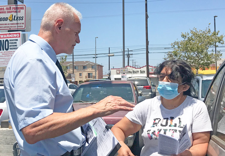 Dennis Richter, Socialist Workers Party candidate for California governor, talks to Stella Useda while campaigning at Food4Less parking lot in Los Angeles July 5. Useda signed SWP petition.