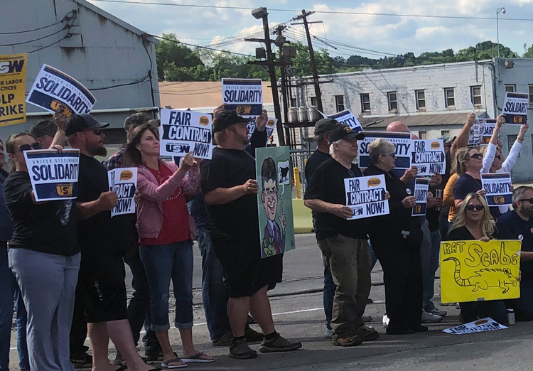 Miembros del sindicato del acero USW en huelga contra Allegheny Technologies Inc. y sus partidarios protestan en Washington, Pensilvania, el 22 de junio. Luchan contra ataques al sindicato, cortes en beneficios de jubilación y seguro médico.