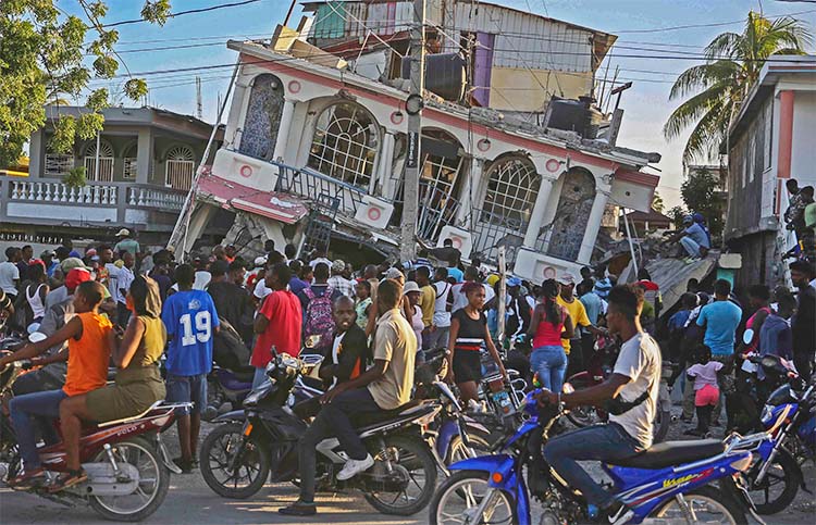 Personas congregadas frente al hotel Petit Pas, tras sismo el 14 de agosto en Les Cayes, Haití. Empobrecidos por saqueo imperialista, miles murieron, quedaron lesionados o desamparados. 