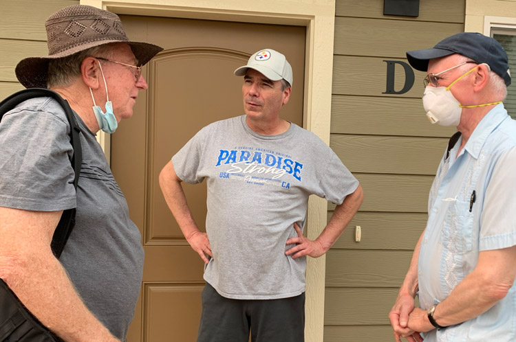 “I lost everything I valued in the Camp Fire,” Richard Reed told Jeff Powers, left, and Joel Britton, right, Socialist Workers Party candidate for State Assembly, in Paradise, California, Aug. 7. SWP campaigners are returning to visit with workers in area devastated by Dixie Fire.