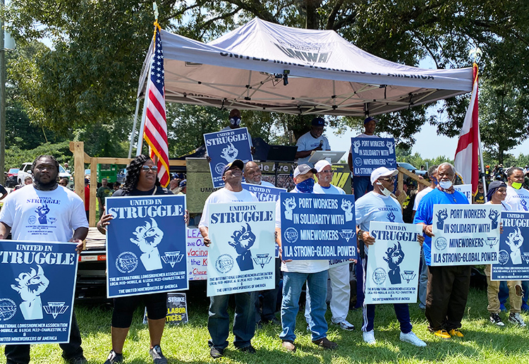 Miembros del sindicato portuario ILA de ciudades en la costa este se unen a acto de mineros en Alabama, agosto 4. Se comprometieron a divulgar y ganar apoyo para la huelga.