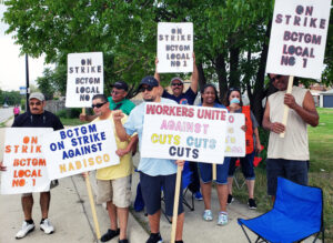 Aug. 21 picket at Nabisco plant in Chicago, one of five on strike across U.S. “We’re not asking for anything new,” say strikers. “We’re fighting to hold on to what we’ve already won.”