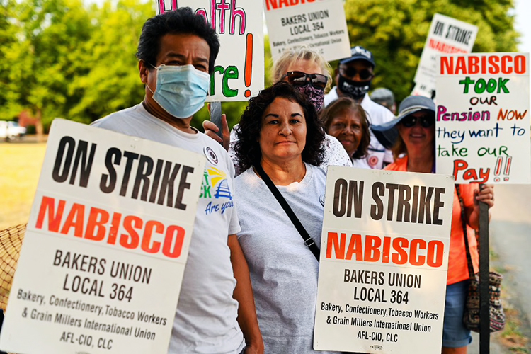 Workers picket Portland, Oregon, Nabisco plant, to block bosses’ steep concession demands.