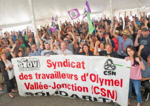Members of CSN union on strike against Olymel hog slaughterhouse in Vallee-Jonction, Quebec, meet, discuss and vote down arbitrator’s proposal Aug. 3. Company demanded union officials recommend the arbitrator’s offer to members. They refused and workers rejected it.
