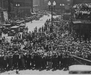 Striking Teamsters rout attack by cops and bosses’ thugs at Minneapolis market district May 21-22, 1934, known as “Battle of Deputies Run.” Led by a class-struggle leadership, workers learned to rely on themselves and their allies against the bosses and their government.