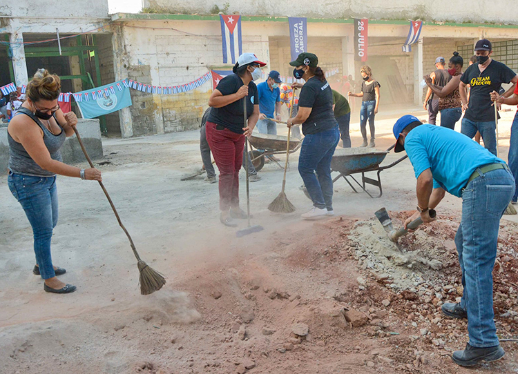 Volunteer labor by 300 workers in La Lisa, on the outskirts of Havana, July 26 set up homes for families who needed them and cleaned up the neighborhood. “Voluntary work was the brainstorm of Che and one of the best things he left us,” Fidel Castro said Oct. 8, 1987.