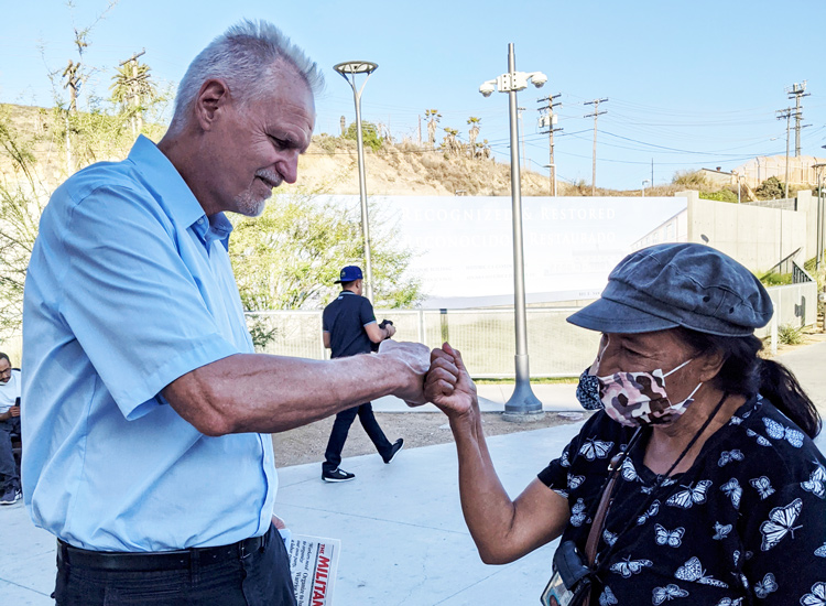 Dennis Richter, Socialist Workers Party candidate for California governor, talked with Eustolia Guerrero at border crosswalk between San Diego and Tijuana, Mexico, Sept. 11. Response to SWP campaign “shows how hungry workers are to debate a road forward,” Richter said.