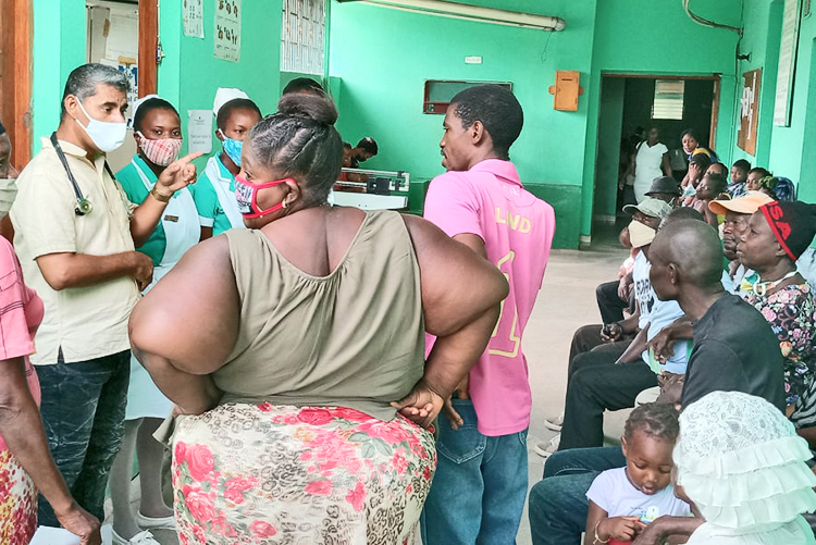 Oscar Castellano (izq.), uno de los 260 médicos voluntarios cubanos en Haití, educa sobre la prevención de COVID-19 en hospital Grande Riviere du Nord, junio 28. Cuba ofreció sus vacunas contra COVID o ayuda para producirlas a gobiernos de América Latina y el Caribe.