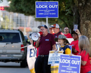 Locked-out unionists from ExxonMobil refinery in Beaumont, Texas, picket in Houston Aug. 18, getting out facts on oil bosses’ demands for concessions that gut seniority, divide workers.