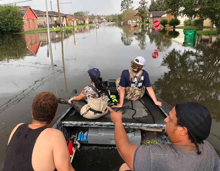 Voluntarios de Cajun Navy viajan sobre inundación en LaPlace, Luisiana, septiembre 2. Grupo ayuda a la gente, distribuye comida y suministros mostrando el poder de la solidaridad obrera.