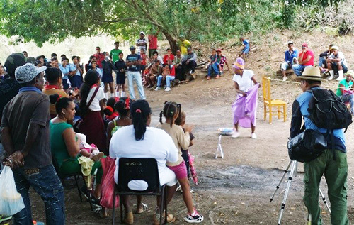 Artistas llevan teatro y música a El Salvador, un pueblo rural en la provincia de Guantánamo, enero 2019. La revolución socialista cubana amplió el acceso a la cultura y educación para millones de personas en el campo y la ciudad.