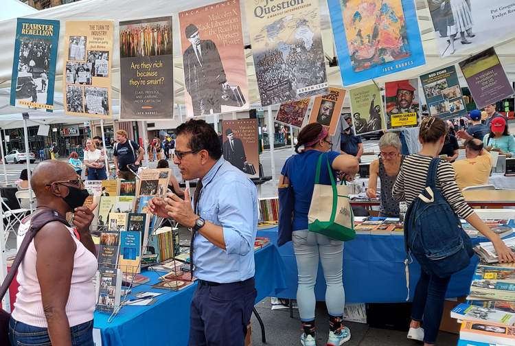 At Brooklyn Book Fair Oct. 3, Róger Calero, SWP candidate for New York mayor, discusses party program. Volunteers sold 25 Militant subscriptions, 50 books, got donations to SWP fund.