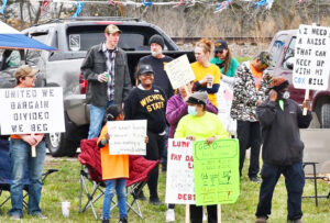 Trabajadores en Frito-Lay en Kansas protestan en marzo contra condiciones antes de votar sobre el contrato. Carteles dicen salarios no han sido ajustados por la inflación.