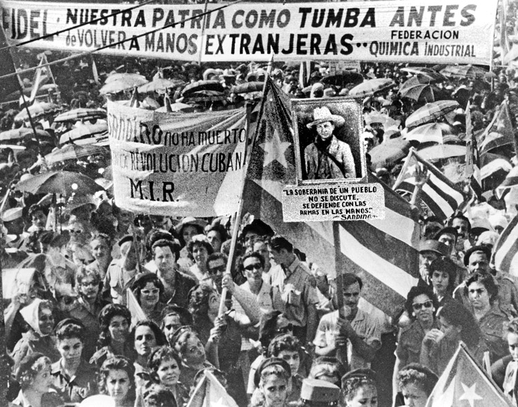 Manifestación en La Habana en 1960 en apoyo a nacionalización de propiedades imperialistas por el gobierno revolucionario. Los trabajadores se movilizaron para tomar control de las fábricas, contribuyendo a su conciencia de clase, haciendo suya la revolución.