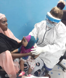 Trabajadora de la salud cubana examina a niña en Djibouti, en África. “Cuba es el único país del mundo que ha enviado brigadas médicas a otros países para combatir la COVID”, dijo Fernández de Cossío. Washington intenta difamar a los médicos internacionalistas cubanos como “esclavos”.