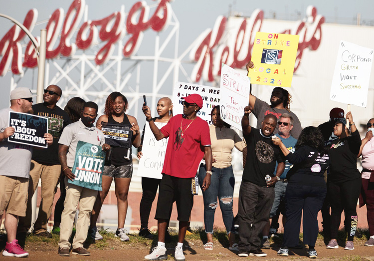 Huelguistas de Kellogg, partidarios protestan en Memphis, octubre 8. Esta huelga, como la de John Deere y otras, luchan contra esfuerzo patronal de hacernos pagar por crisis del capitalismo.