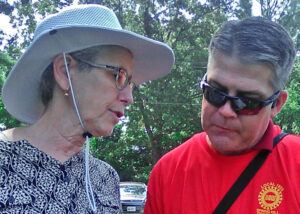Joanne Kuniansky, candidata del PST para gobernadora de Nueva Jersey, con sindicalista Lucas Harville el 4 de agosto en mitin de apoyo a huelguistas de mina Warrior Met en Alabama.