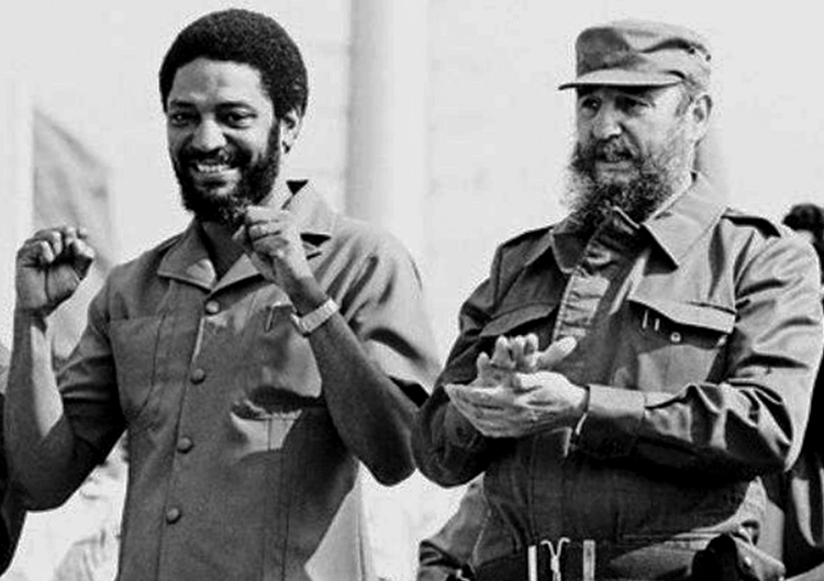 Maurice Bishop, líder de revolución en Granada, con Fidel Castro el 1 de Mayo en Cuba, 1980. Bishop fue “un verdadero revolucionario”, dijo Castro. Pero, “de las filas revolucionarias surgieron hienas” que “hundieron la revolución y abrieron las puertas a la agresión imperialista”.