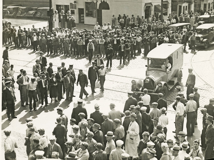 Local 574 del sindicato Teamsters antes de huelga de mayo de 1934 en Minneapolis. Líderes forjaron democracia sindical, disciplina y solidaridad. Ganaron apoyo de desempleados, agricultores.