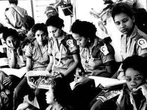 Arriba: Algunos de los 100 mil jóvenes voluntarios que en 1961 ayudaron a eliminar el analfabetismo en Cuba. Abajo: La Habana, febrero 2021. Estudiantes de medicina van de puerta en puerta para que toda persona con síntomas de COVID sea atendida. Por más de 60 años, los cubanos negros han sido una fuerza dirigente en la revolución socialista, luchando por consolidar los logros sociales y políticos de los trabajadores de todos los colores de piel, y por desarraigar el legado de discriminación contra cubanos negros.