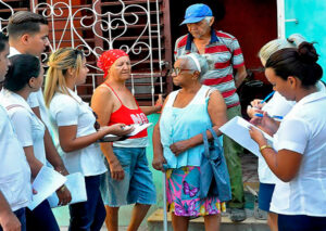 Una de las millones de visitas domiciliarias en Cuba por estudiantes voluntarios, en Ciego de Ávila en marzo 2020, para asegurar la salud y tratamiento de toda persona con COVID.
