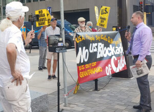 Doug Nelson, candidat du SWP à la mairie de Minneapolis, à droite, lors d’un rassemblement contre l’embargo américain sur Cuba le 15 juillet. Les candidats du SWP ont construit la solidarité avec les luttes syndicales et ont décrit la voie à suivre pour la classe ouvrière