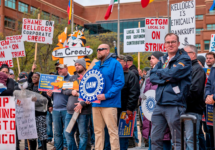 Acto de solidaridad con huelga en Kellogg en sede empresarial en Battle Creek, Michigan, el 27 de oct. Las huelgas en Kellogg, John Deere y otras dan la pauta a seguir a trabajadores.