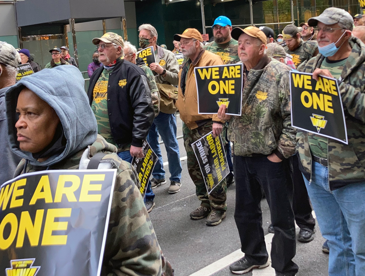 Mineros, partidarios marchan en Nueva York el 4 de nov. en apoyo de huelga en mina Warrior Met en Brookwood, Alabama, y contra prohibición de piquetes a menos de 300 yardas de mina.