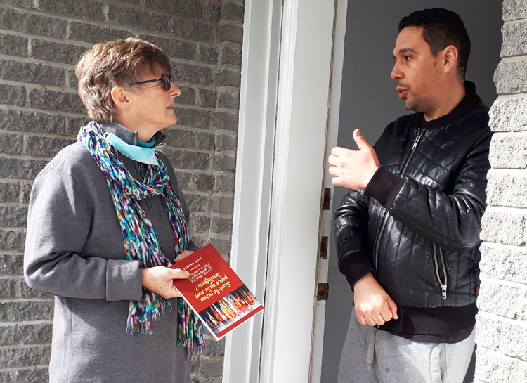 Katy LeRougetel shows Militant, books by revolutionaries to Sif Eddine Bouchareb, a transit system mechanic originally from Algeria, in Repentigny, Quebec, Oct. 23. Eddine Bouchareb bought a Militant subscription and Cuba and the Coming American Revolution in French.