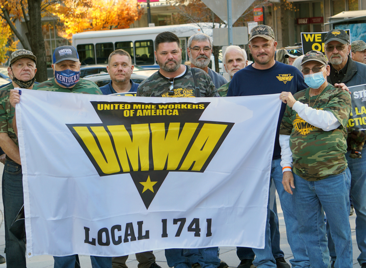 Marcha de mineros en Washington, 11 de nov., una de las protestas contra orden judicial a favor de Warrior Met Coal que prohibe actividades sindicales a menos de 300 yardas de minas.