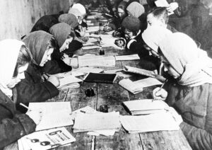 Clase para mujeres en fábrica en Moscú. Tras la Revolución Rusa en 1917, el gobierno soviético liderado por Lenin ayudó a la mujer a dar grandes pasos, incluyendo campañas de alfabetización en 1919. Luchó por la igualdad de derechos, brindó cuidado infantil y despenalizó aborto.