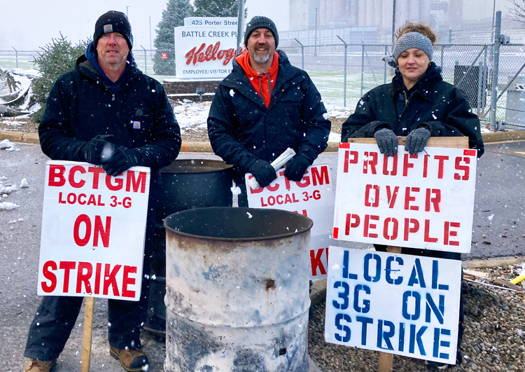 Piquetes en planta de Kellogg, Battle Creek, Michigan, 28 de nov. La solidaridad, donaciones y apoyo a las líneas de piquetes son esenciales para lucha de 1,100 huelguistas en cuatro estados.