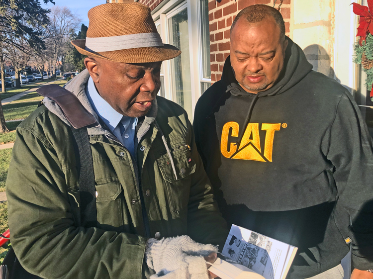 SWP member Leroy Watson, left, talking with Dwayne Houston in Bellwood, Illinois, about the Kelloggs’s strike, im-portance of workers’ struggles. “I support the unions,” Houston said.