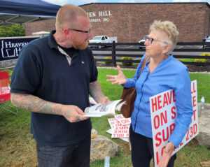 Matt Aubrey, UFCW Local 23D president, gets Militant subscription and Are They Rich Because They’re Smart? from Maggie Trowe during Heaven Hill distillery strike this fall in Kentucky.