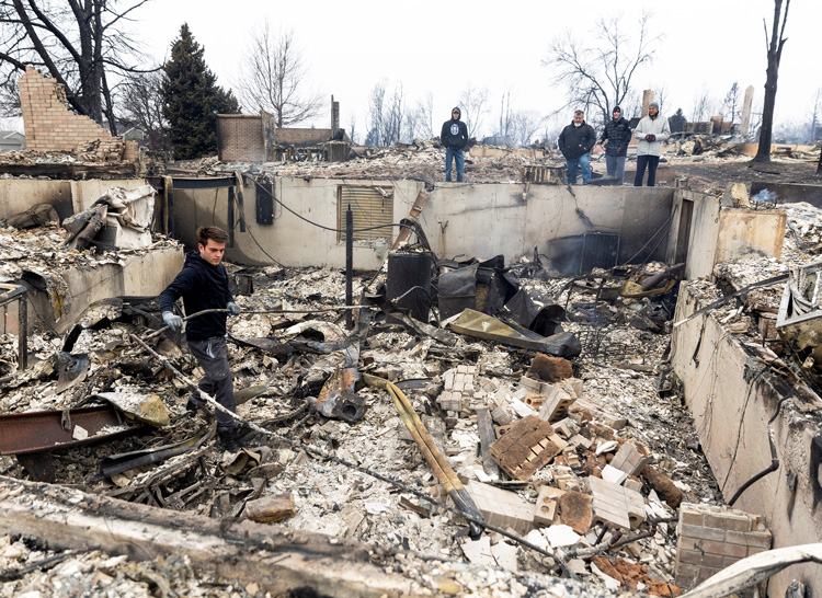 Anthony D’Amario revisa escombros de su casa en Louisville, Colorado, 31 de dic. Más de mil casas fueron destruidas. Los residentes fueron abandonados a su suerte para escapar del fuego.
