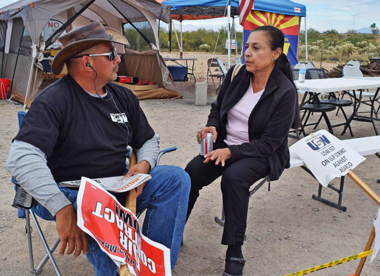 Eleanor García (der.), candidata del Partido Socialista de los Trabajadores para el senado en California en 2022, habla con minero del cobre Mike Sepulveda sobre huelga en Asarco, 2019.