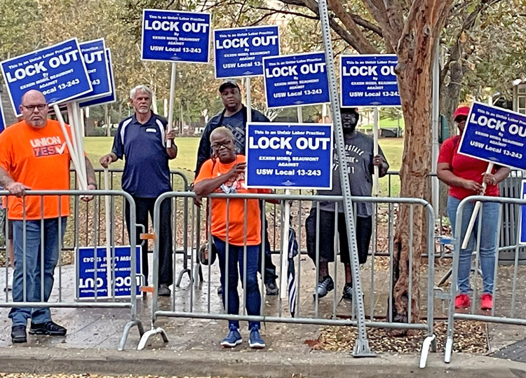 Obreros de ExxonMobil protestan en Houston, 8 de dic. de 2021. Empresa impuso cierre patronal el 1 de mayo y ya que los obreros rechazaron recortes, trata de descertificar al sindicato.