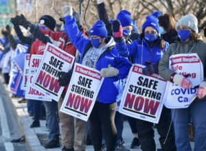 March 6 rally by nurses at St. Vincent Hospital in Worcester, Mass., on eve of strike. Workers won more hiring and control over safety and job conditions, defended strikers’ seniority, jobs.